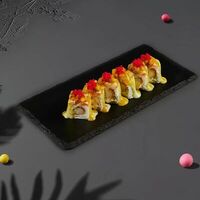 Ролл с хрустящей креветкой, лососем и сальсой манго в Gorilla