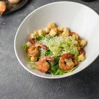 Салат Цезарь с креветкамив Guava Bar