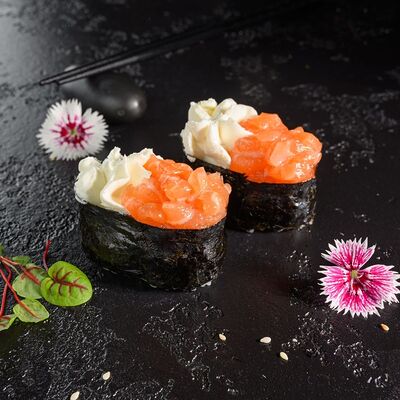 Гункан с лососем и сыром в Суши Профи по цене 469 ₽