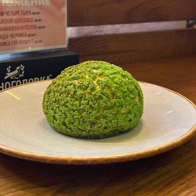 Пирожное Шу фисташковое в Та самая на Хмельницкого по цене 243 ₽