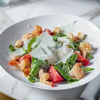 Цезарь с креветками в Romano