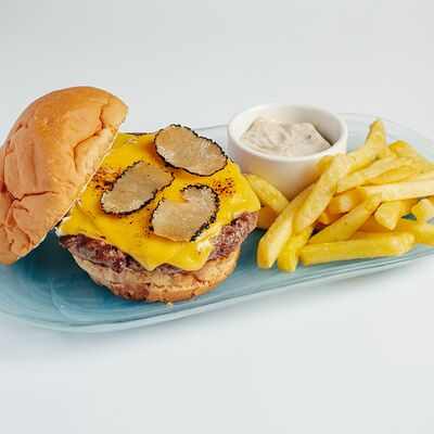 Трюфельный бургер, картофель фри в Everland по цене 1090 ₽