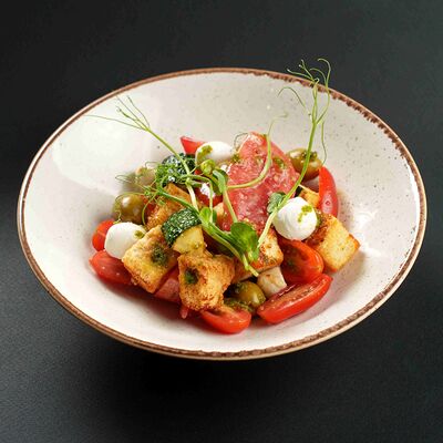 Томатный салат с цукини, моцареллой и цитрусовым соусом в Pitnica по цене 515 ₽