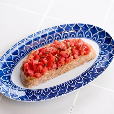 Брускетта с бакинскими томатами и базиликом в Кукумбер по цене 460