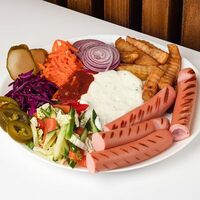 Хот-дог на тарелке в Shako Kebab