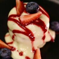 Сырники с ванильным муссом, малиновым соусом и ягодами в She Love