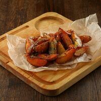 Картофель по-деревенски с соусом в Craft Lab Cafe