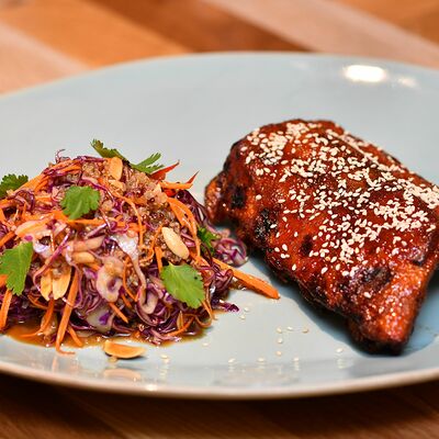 Свиные ребра с салатом из капусты в Сыроварня по цене 1290 ₽