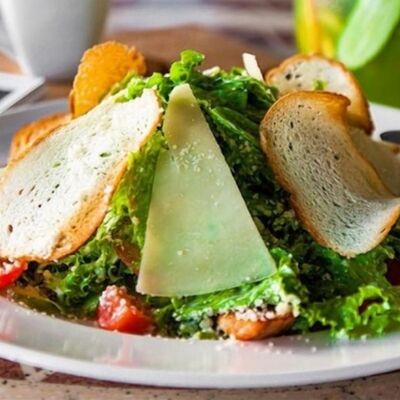 Цезарь с курицей в Арома по цене 680 ₽