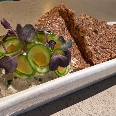 Паштет из скумбрии, огурцы, чипсы из гречки в MIDSUMMER по цене 580 ₽