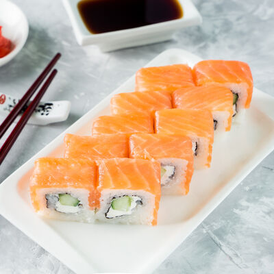 Ролл Филадельфия с огурцом в Суши - маркет по цене 175 ₽