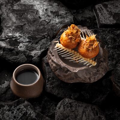 Пончики из копчёной нерки, бонито, горячий грибной бульон, хондаши в Tunguska по цене 488 ₽