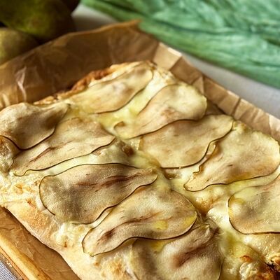 Пицца горгонзола с грушей в Дом купчихи Морозовой по цене 870 ₽