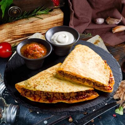 Кесадилья Beef в Deus Burgers Tako & Burrito Premium по цене 600 ₽