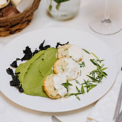 Котлеты из трески с картофельно-шпинатным пюре и сливочным соусом карри в Grenka на Труда по цене 700 ₽