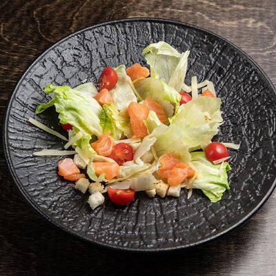 Салат Цезарь с лососемв Суши & Саке Izakaya Bar по цене 983 ₽