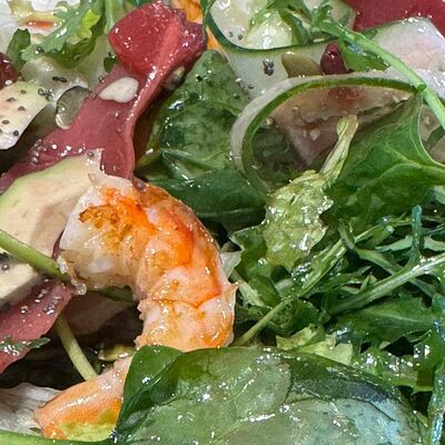 Суперзеленый салат с креветками в Маркс по цене 695 ₽