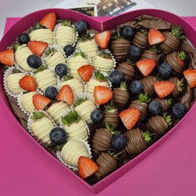 Клубника в шоколаде Любовь в сердцев Strawberry Мастерская клубники в шоколаде по цене 7550 ₽