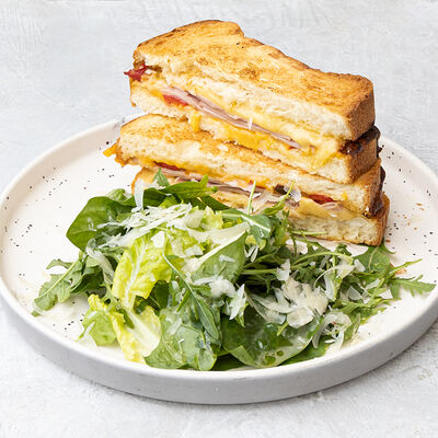 Горячий сэндвич с мортаделлой и чеддером в Мечтатели по цене 620 ₽