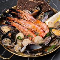 Большое плато морепродуктов в Лакс+