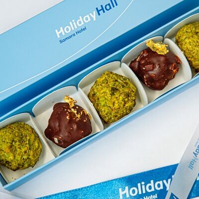 Шоколадные конфеты ручной работы в фирменной упаковкев The Brasserie по цене 540 ₽