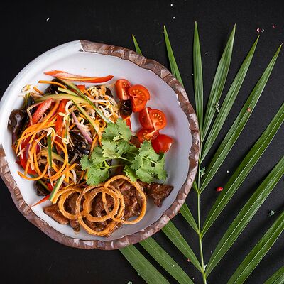 Теплый салат с говядиной и овощами в Asiainn по цене 1140 ₽