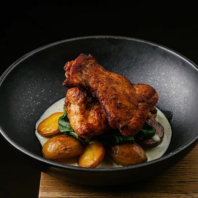 Цыпленок тандури с запеченным картофелем в сырно-базиликовом соусе в Джимми Чу по цене 860 ₽
