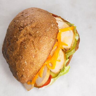 Сэндвич с курицей и сыром чеддер в Bonape по цене 387 ₽