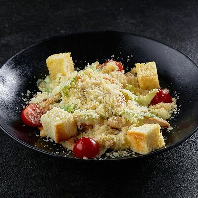 Цезарь с куриным филе в Sofa&par по цене 380 ₽