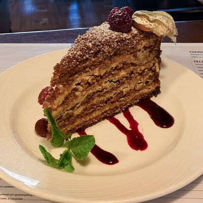 Десерт Медовик в Пловpoint по цене 470 ₽