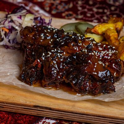 Говяжьи ребра копченые с глазурью из сладкого чили и кунжутом в Ребра по цене 1320 ₽