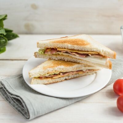 Сэндвич с беконом и помидорами в За плетнём по цене 229 ₽