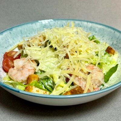 Салат Цезарь с креветками в Оазис кафе по цене 590 ₽