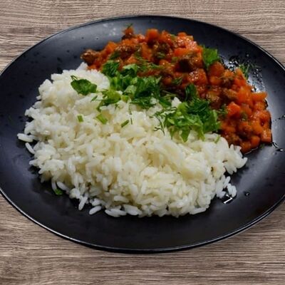 Гуляш из говядины с гарниром в Aliya Uz-Food по цене 749 ₽