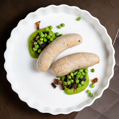 Белые мюнхенские колбаски с пюре из зелёного горошка и копченым беконом в Бибирево по цене 980 ₽