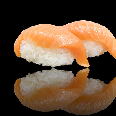 Суши с лососем в Семья Плюс по цене 85 ₽