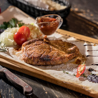 Стейк cвинoй в Oзеро гриль по цене 600 ₽