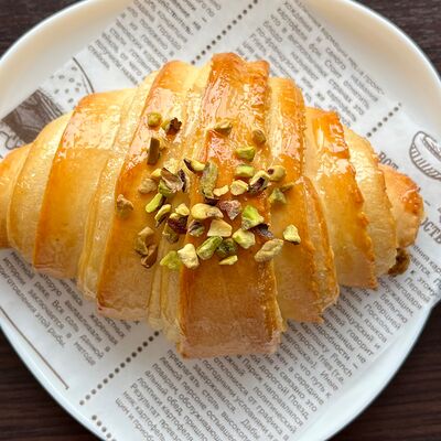 Круассан с фисташкой в БлинОК! по цене 149 ₽