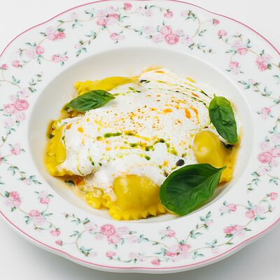 Равиоли с лососем и муссом из пармезана в УРМАН кафе по цене 615 ₽