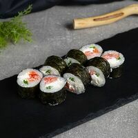 Маки с копченым лососем и зеленым луком в Hanami