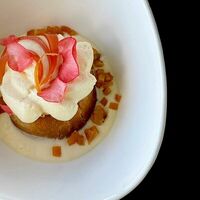 Ромовая баба с цитрусами и кремом в More More