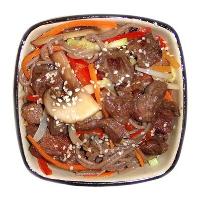 Соба с говядиной в Sushiwoker по цене 580 ₽