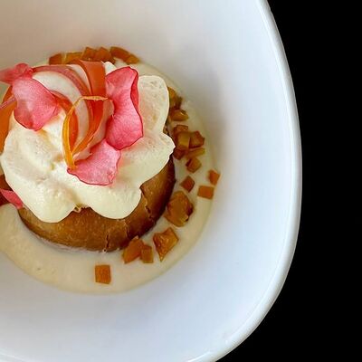 Ромовая баба с цитрусами и кремом в More More по цене 400