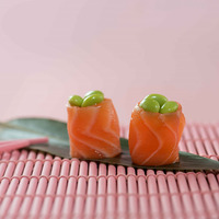 Сашими суши с лососем и эдамаме в Rollwell