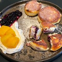 Сырники с вишней и кокосовым кремом в Sant