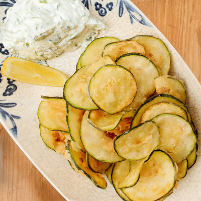 Чипсы из цукини с дзадзики в Moro по цене 590 ₽