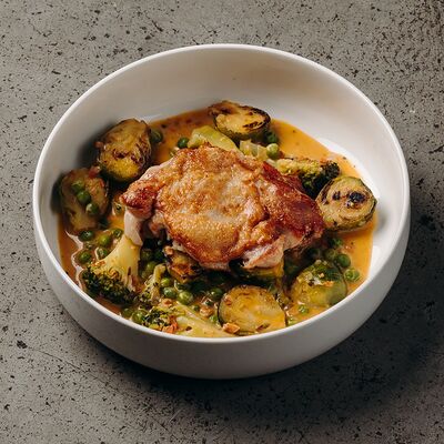 Бедро цыпленка с брюссельской капустой, горошком и соусом пепперони в Penny по цене 710 ₽