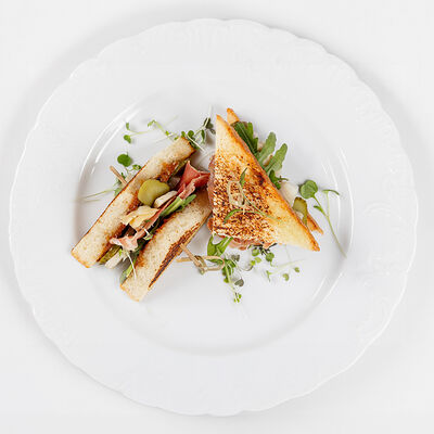 Трюфельный сэндвич с испанским хамоном и артишоками в Sabor de la Vida по цене 780 ₽