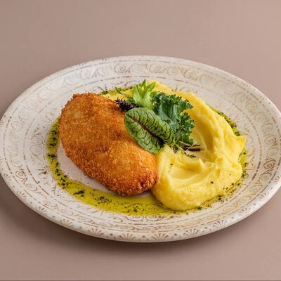 Котлета по-киевски с картофельным пюрев Истории по цене 640 ₽