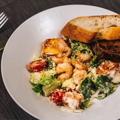 Салат Цезарь с креветками в Поль Бейкери по цене 735 ₽